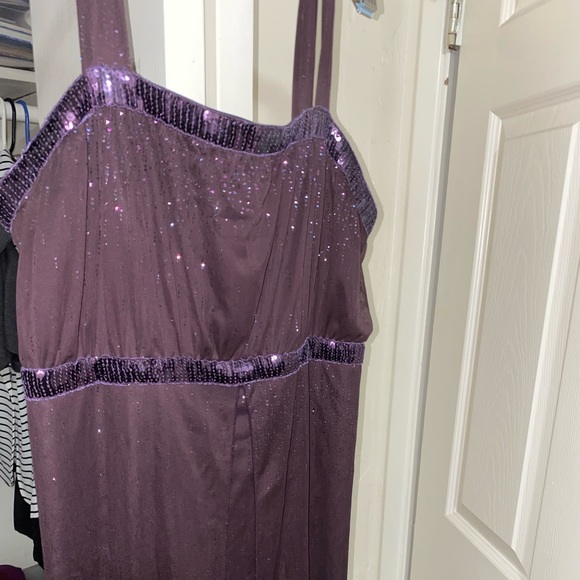 Formal dress/gown Deep Purple with sequins and sparkles - Picture 5 of 9